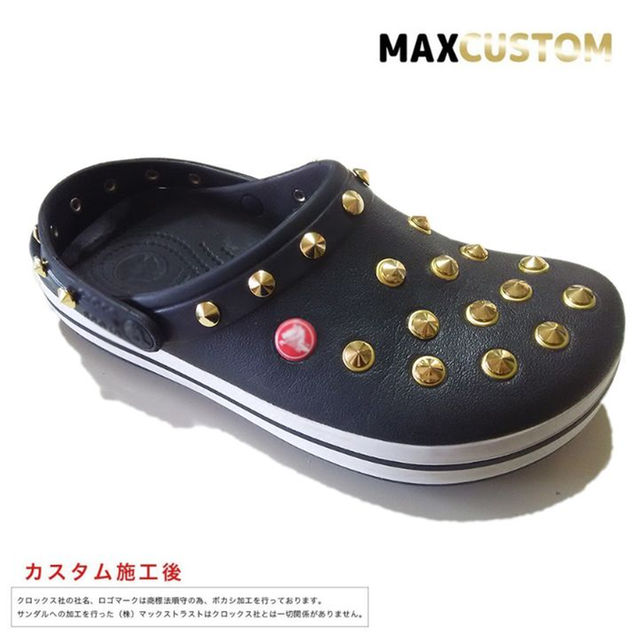 crocs(クロックス)のクロックス crocs パンク カスタム 黒 金 サイズ22～29cm 新品 メンズの靴/シューズ(サンダル)の商品写真