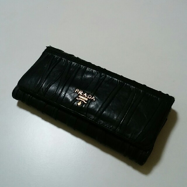PRADA(プラダ)のPRADA　長財布　黒　使用感あり レディースのファッション小物(財布)の商品写真