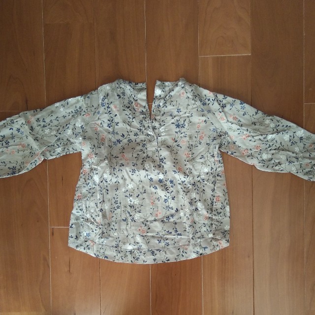 babyGAP(ベビーギャップ)のGAP 花柄カットソー　90 ギャップ キッズ/ベビー/マタニティのキッズ服女の子用(90cm~)(Tシャツ/カットソー)の商品写真