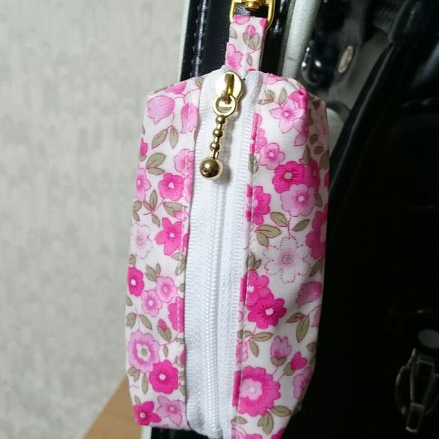 ラミネートキーケース♡ピンクお花柄 レディースのファッション小物(キーケース)の商品写真
