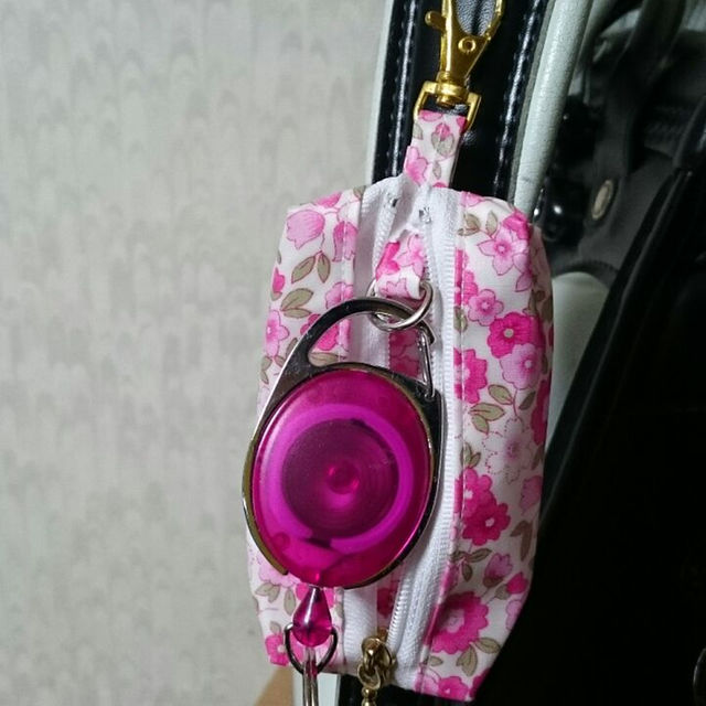 ラミネートキーケース♡ピンクお花柄 レディースのファッション小物(キーケース)の商品写真