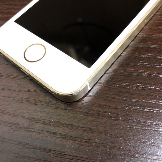 Apple(アップル)のiPhone5s ゴールド 本体のみ スマホ/家電/カメラのスマートフォン/携帯電話(携帯電話本体)の商品写真