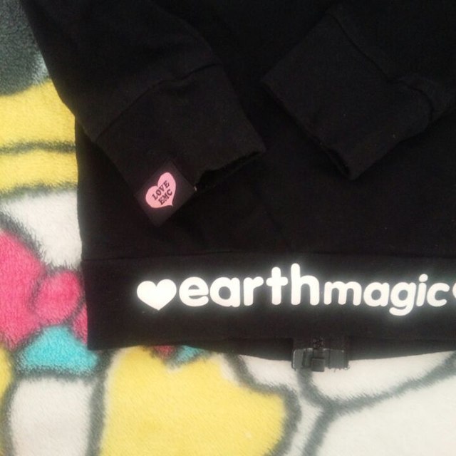 EARTHMAGIC(アースマジック)のアースマジック100㎝黒パーカー キッズ/ベビー/マタニティのキッズ服女の子用(90cm~)(ジャケット/上着)の商品写真