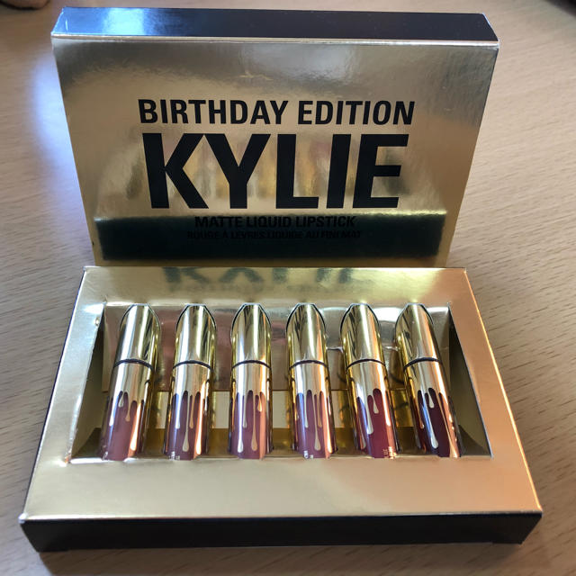 Kylie Cosmetics(カイリーコスメティックス)のkylie birthday edition matte lipstick コスメ/美容のベースメイク/化粧品(リップグロス)の商品写真