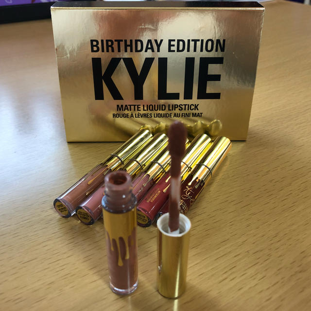 Kylie Cosmetics(カイリーコスメティックス)のkylie birthday edition matte lipstick コスメ/美容のベースメイク/化粧品(リップグロス)の商品写真