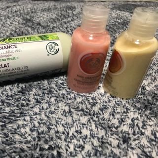 ザボディショップ(THE BODY SHOP)の洗い流さないトリートメントとボディローション2本のセット(トリートメント)