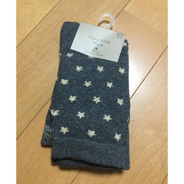 ZARA KIDS(ザラキッズ)のzara kids ザラ キッズ  シャイニー＆スター ソックス 2足セット キッズ/ベビー/マタニティのこども用ファッション小物(靴下/タイツ)の商品写真