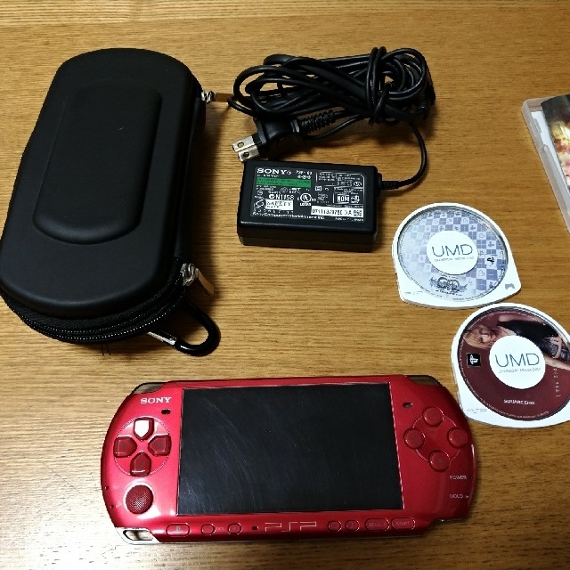 PlayStation Portable(プレイステーションポータブル)のPSP（ﾌﾟﾚｲｽﾃｰｼｮﾝﾎﾟｰﾀﾌﾞﾙ）　本体+ソフト８本 エンタメ/ホビーのゲームソフト/ゲーム機本体(家庭用ゲーム機本体)の商品写真