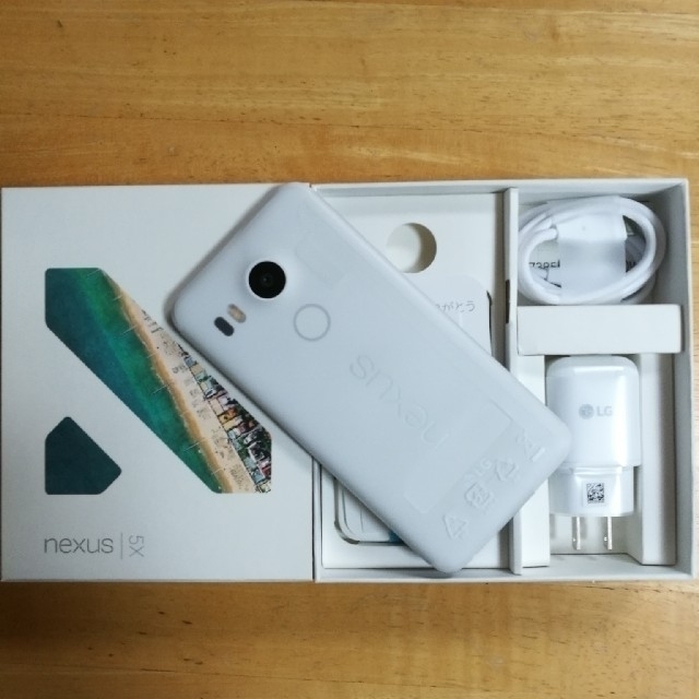 LG Electronics(エルジーエレクトロニクス)の【新品】Nexus 5X 32GB クォーツ（白） スマホ/家電/カメラのスマートフォン/携帯電話(スマートフォン本体)の商品写真