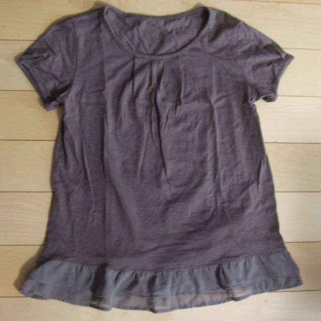 FELISSIMO(フェリシモ)の汗じみ防止Tシャツ　裾フリル　グレー　Mサイズ レディースのトップス(その他)の商品写真