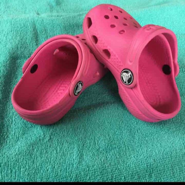 crocs(クロックス)のクロックス ピンク 正規品 キッズ/ベビー/マタニティのベビー靴/シューズ(~14cm)(サンダル)の商品写真