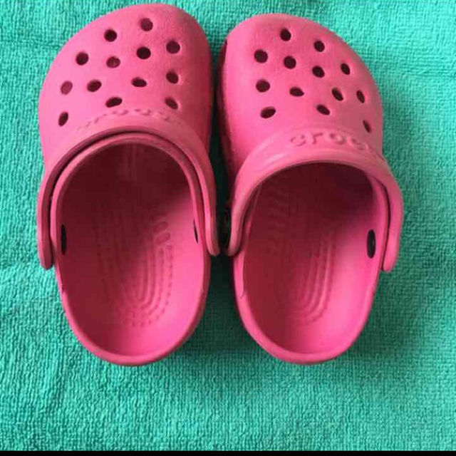 crocs(クロックス)のクロックス ピンク 正規品 キッズ/ベビー/マタニティのベビー靴/シューズ(~14cm)(サンダル)の商品写真