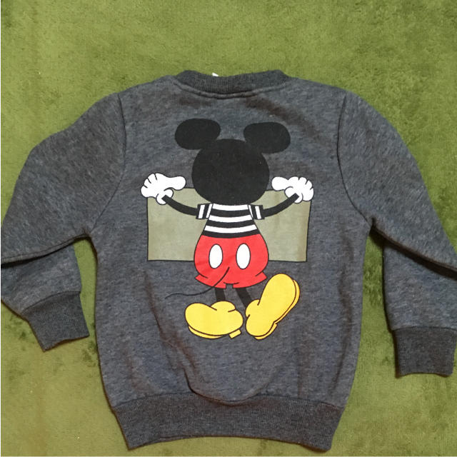 Disney(ディズニー)のミッキー 裏起毛トレーナー 110 キッズ/ベビー/マタニティのキッズ服男の子用(90cm~)(Tシャツ/カットソー)の商品写真