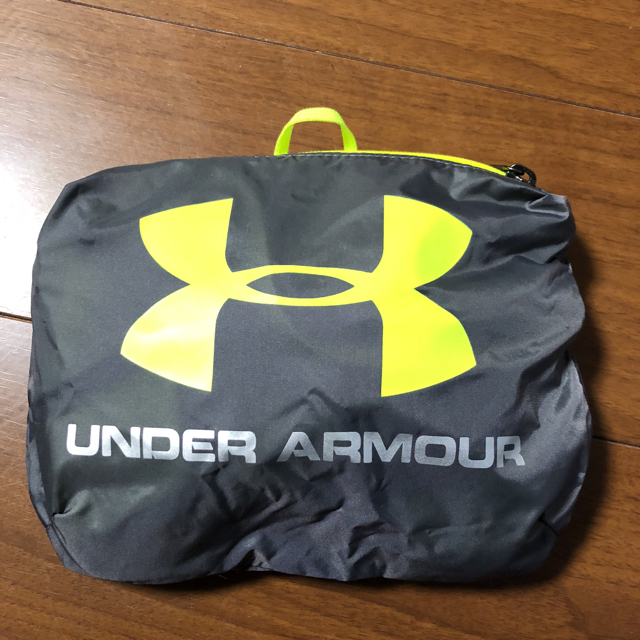 UNDER ARMOUR(アンダーアーマー)の折りたたみリュック メンズのバッグ(バッグパック/リュック)の商品写真