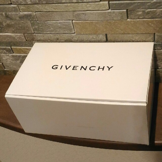 GIVENCHY(ジバンシィ)の新品未使用箱付 Givenchy ペアティーセット(ティーカップ、受け皿) インテリア/住まい/日用品のキッチン/食器(グラス/カップ)の商品写真