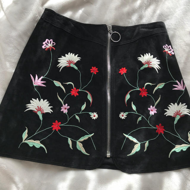 ZARA(ザラ)のZARA 刺繍入りスエードミニスカート レディースのスカート(ミニスカート)の商品写真