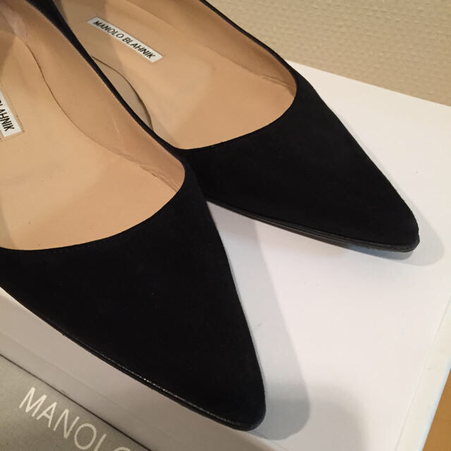 MANOLO BLAHNIK(マノロブラニク)の 美品 Manolo Blahnik スエードBBフラットパンプス レディースの靴/シューズ(ハイヒール/パンプス)の商品写真