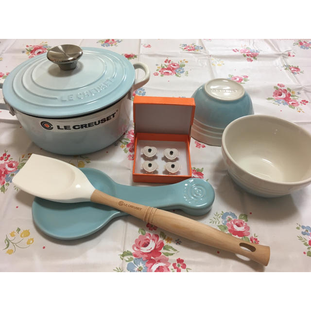 LE CREUSET(ルクルーゼ)の【お値下げしました】ル・クルーゼ パウダーブルー18センチ&小物類一式 インテリア/住まい/日用品のキッチン/食器(鍋/フライパン)の商品写真