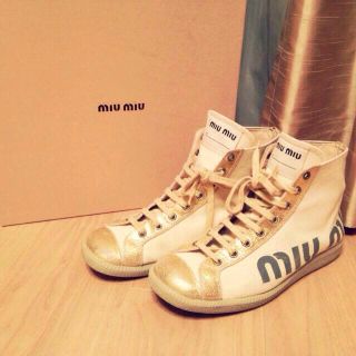 ミュウミュウ(miumiu)のmiumiuのハイカットスニーカー(スニーカー)