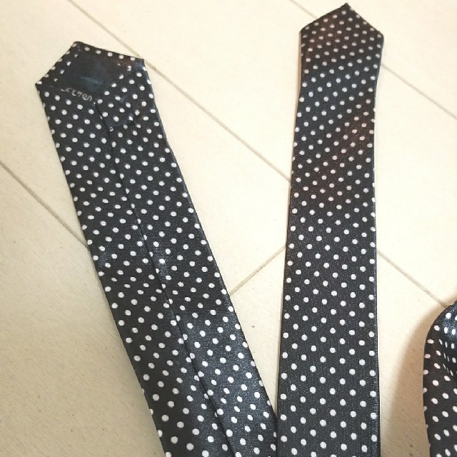 水玉の細身ネクタイ☆美品 レディースのファッション小物(ネクタイ)の商品写真