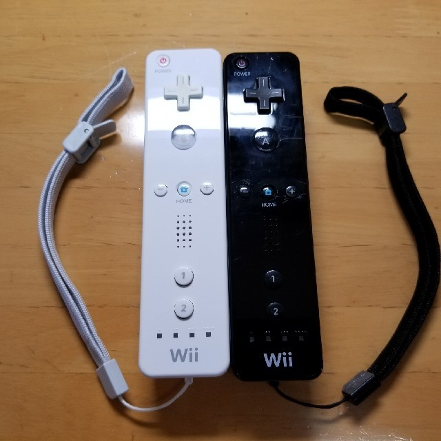 Wii(ウィー)のクリーニング済み 純正 wiiリモコン  白　黒 ２個セット 動作確認済み エンタメ/ホビーのゲームソフト/ゲーム機本体(家庭用ゲーム機本体)の商品写真