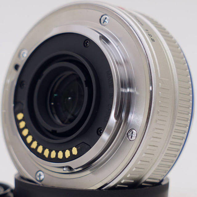 OLYMPUS(オリンパス)のオリンパス M.ZUIKO DIGITAL 17mm F2.8 単焦点 シルバー スマホ/家電/カメラのカメラ(レンズ(単焦点))の商品写真