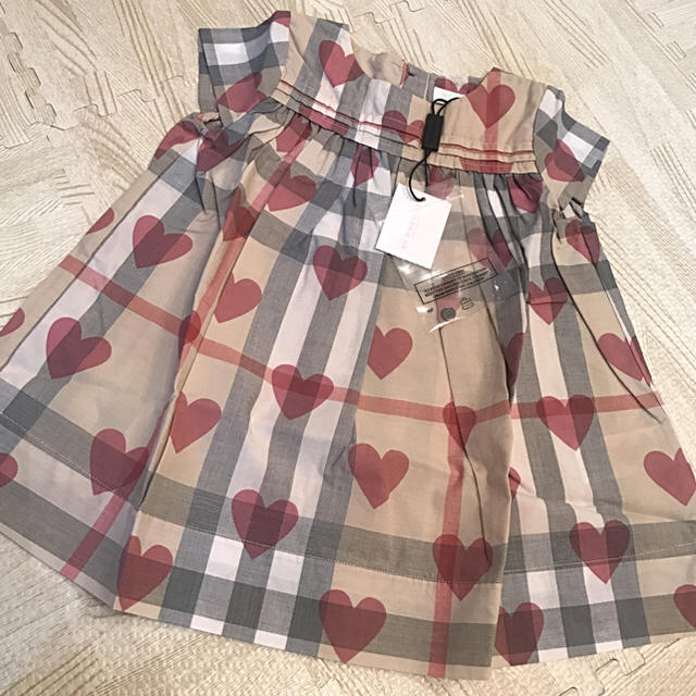 BURBERRY(バーバリー)のバーバリー ハートプリントワンピース 9m 新品 キッズ/ベビー/マタニティのベビー服(~85cm)(ワンピース)の商品写真