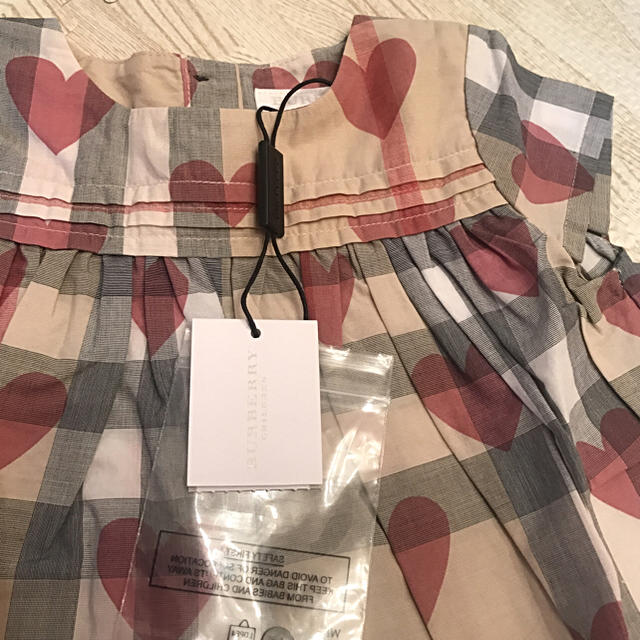 BURBERRY(バーバリー)のバーバリー ハートプリントワンピース 9m 新品 キッズ/ベビー/マタニティのベビー服(~85cm)(ワンピース)の商品写真