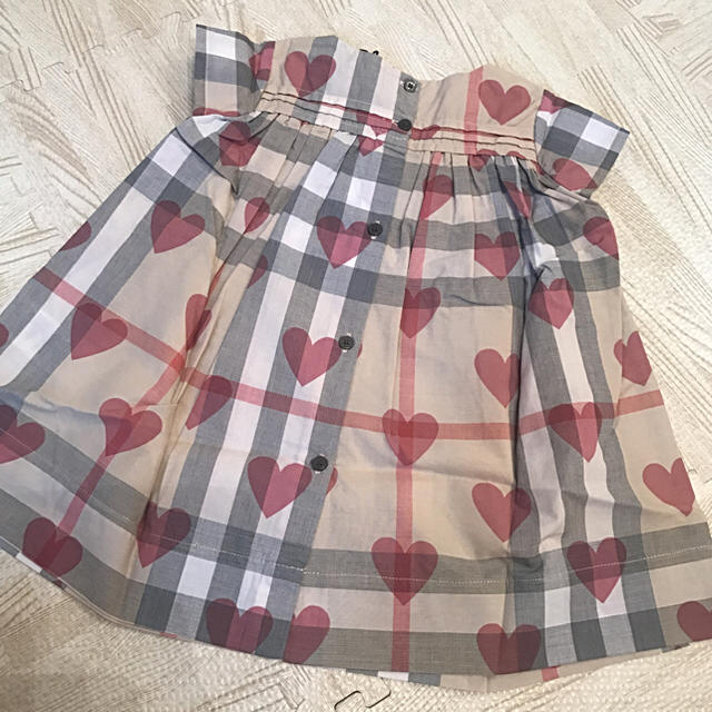 BURBERRY(バーバリー)のバーバリー ハートプリントワンピース 9m 新品 キッズ/ベビー/マタニティのベビー服(~85cm)(ワンピース)の商品写真