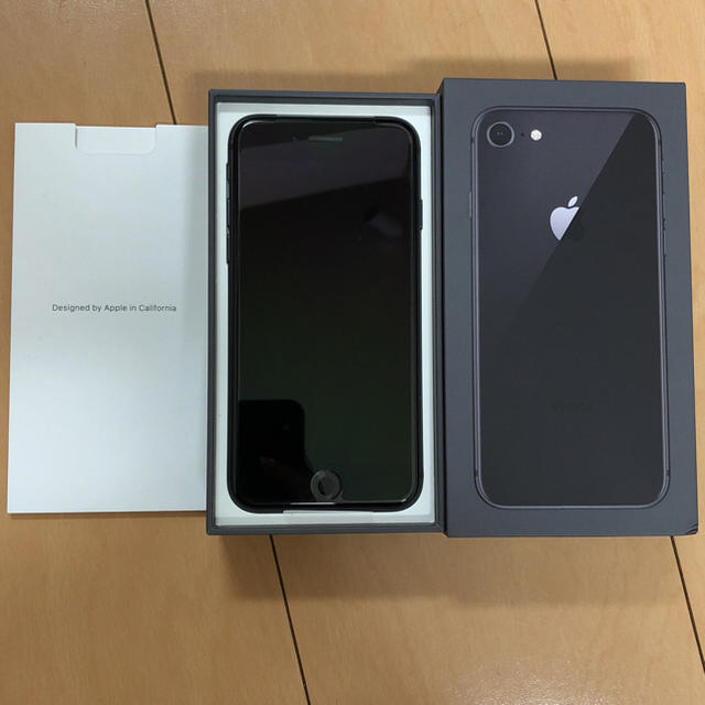 iPhone8 64ギガ スペースグレー スマホ/家電/カメラのスマートフォン/携帯電話(スマートフォン本体)の商品写真