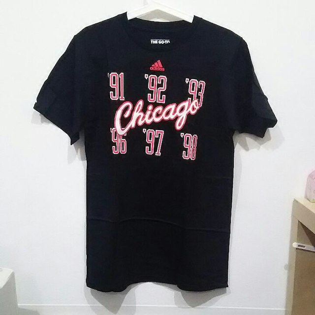 adidas(アディダス)のAdidas Chicago Bulls 6 championships tee スポーツ/アウトドアのスポーツ/アウトドア その他(バスケットボール)の商品写真