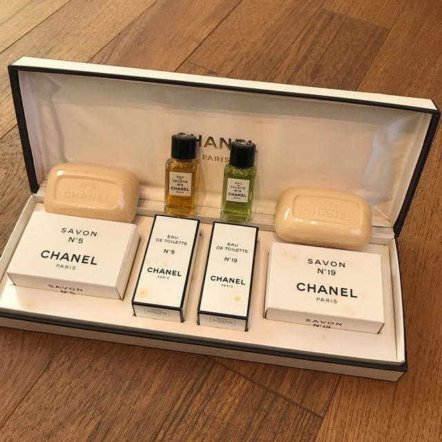 CHANEL(シャネル)のCHANEL ソープ オードトワレ セット N°5 N°19 香水 コスメ/美容の香水(香水(女性用))の商品写真