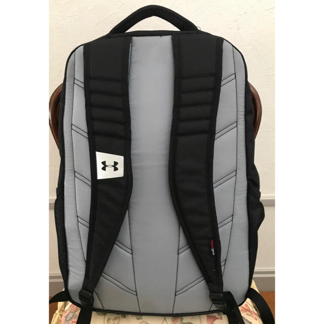 UNDER ARMOUR(アンダーアーマー)の美品！アンダーアーマー UA ハッスルバックパック メンズのバッグ(バッグパック/リュック)の商品写真