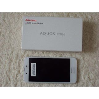 エヌティティドコモ(NTTdocomo)のdocomo AQUOS sense SH-01K Silky White   (スマートフォン本体)