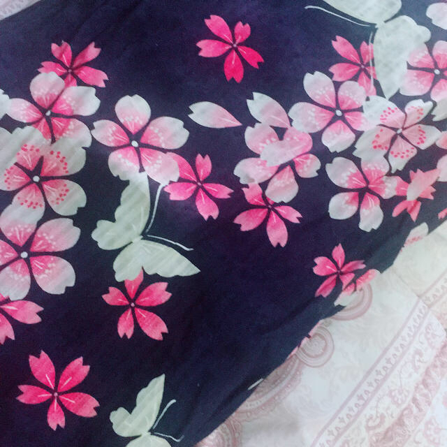 浴衣 紺色 桜と蝶柄 レディースの水着/浴衣(浴衣)の商品写真