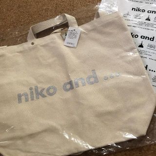 ニコアンド(niko and...)のニコアンド＊ニコロゴ トートバッグ ホワイト(ショルダーバッグ)