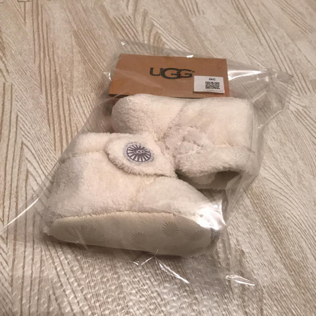 UGG(アグ)のアグ UGG ベビーシューズ サイズ0/1 オフホワイト 新品 キッズ/ベビー/マタニティのベビー靴/シューズ(~14cm)(その他)の商品写真