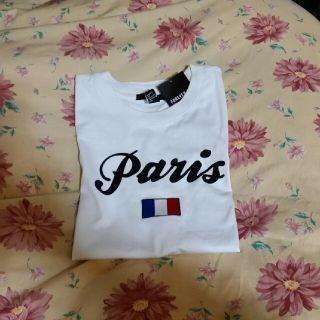 フォーエバートゥエンティーワン(FOREVER 21)の値下げしました。Tシャツ前ロゴプリント&刺繍国旗France&Paris(Tシャツ(半袖/袖なし))