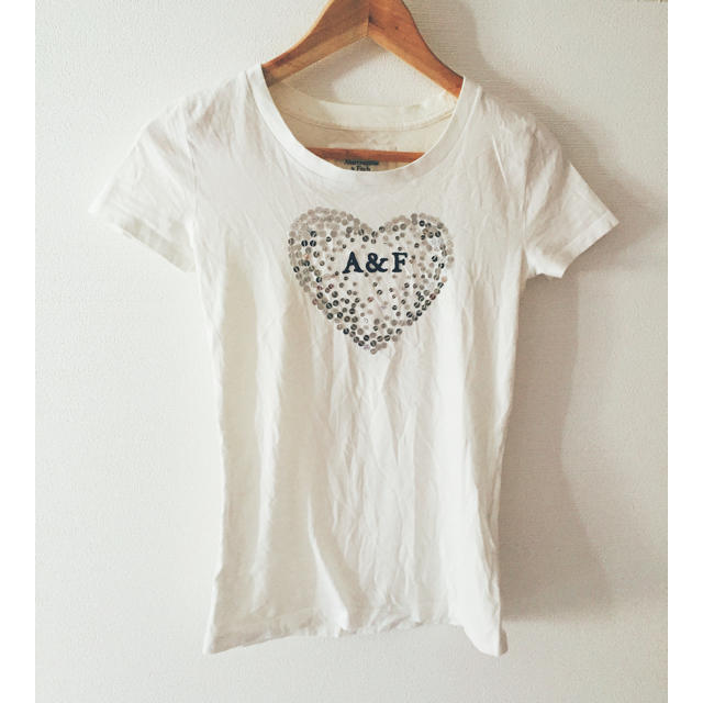 Abercrombie&Fitch(アバクロンビーアンドフィッチ)のアバクロ ♡ Tシャツ ハート スパンコール レディースのトップス(Tシャツ(半袖/袖なし))の商品写真