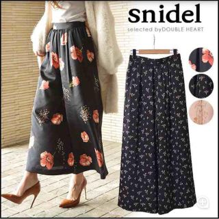 スナイデル(SNIDEL)のsnidel 花柄パンツ♡黒(カジュアルパンツ)