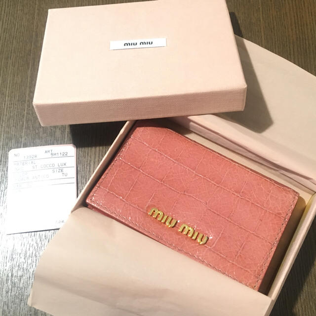 miumiu(ミュウミュウ)の美品miumiu クロコ調カードケース レディースのファッション小物(名刺入れ/定期入れ)の商品写真