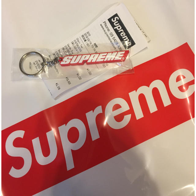 Supreme(シュプリーム)の★ふうこ様専用★新品 supreme キーホルダー 赤 正規品 レディースのファッション小物(キーホルダー)の商品写真