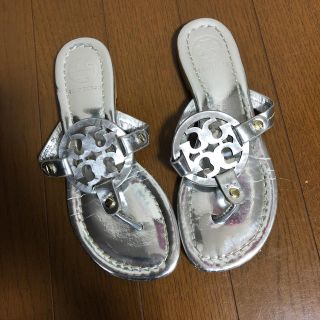 トリーバーチ(Tory Burch)のtoryburchサンダルシルバー(サンダル)