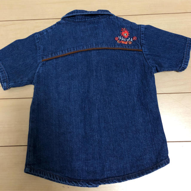 GUESS(ゲス)のGUESS デニムシャツ 100 キッズ/ベビー/マタニティのキッズ服男の子用(90cm~)(Tシャツ/カットソー)の商品写真