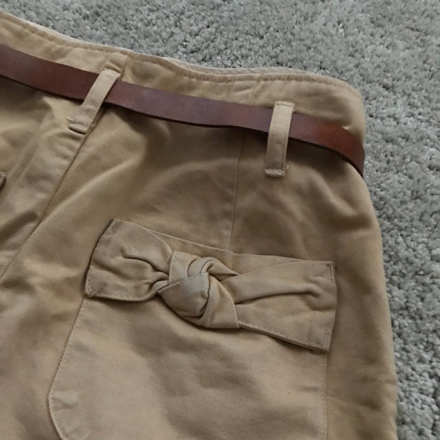 MUVEIL WORK(ミュベールワーク)のMUVEIL ベルト付きリボンチノスカート レディースのスカート(ミニスカート)の商品写真