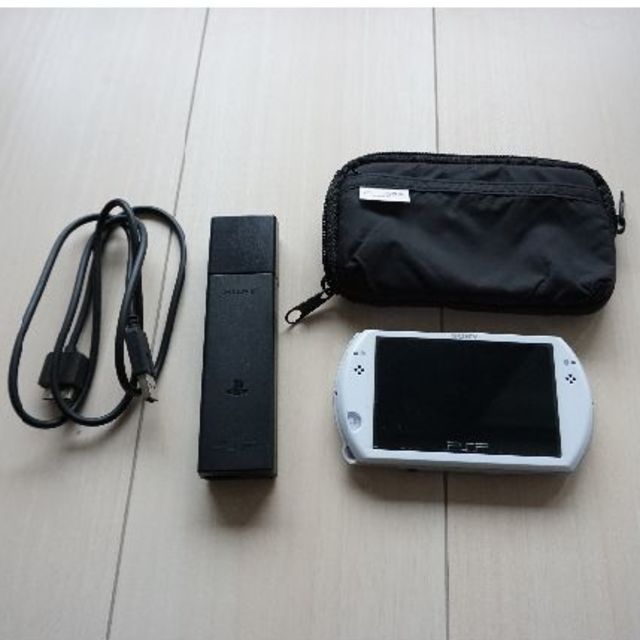 PlayStation Portable(プレイステーションポータブル)のPSP GO ホワイト 白 SONY PSP-N1000 PW エンタメ/ホビーのゲームソフト/ゲーム機本体(携帯用ゲーム機本体)の商品写真