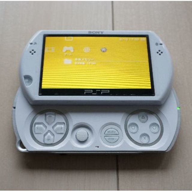 PlayStation Portable(プレイステーションポータブル)のPSP GO ホワイト 白 SONY PSP-N1000 PW エンタメ/ホビーのゲームソフト/ゲーム機本体(携帯用ゲーム機本体)の商品写真