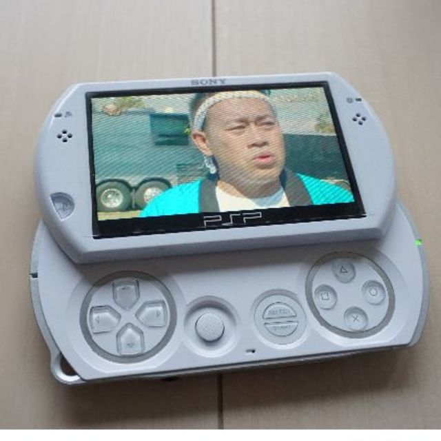 PlayStation Portable(プレイステーションポータブル)のPSP GO ホワイト 白 SONY PSP-N1000 PW エンタメ/ホビーのゲームソフト/ゲーム機本体(携帯用ゲーム機本体)の商品写真