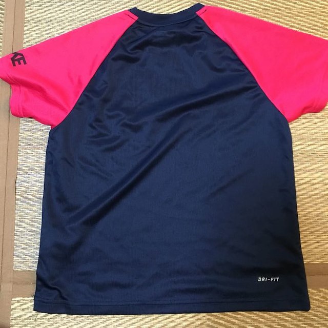 NIKE(ナイキ)の値下げ！ナイキTシャツ XS キッズ/ベビー/マタニティのキッズ服女の子用(90cm~)(Tシャツ/カットソー)の商品写真