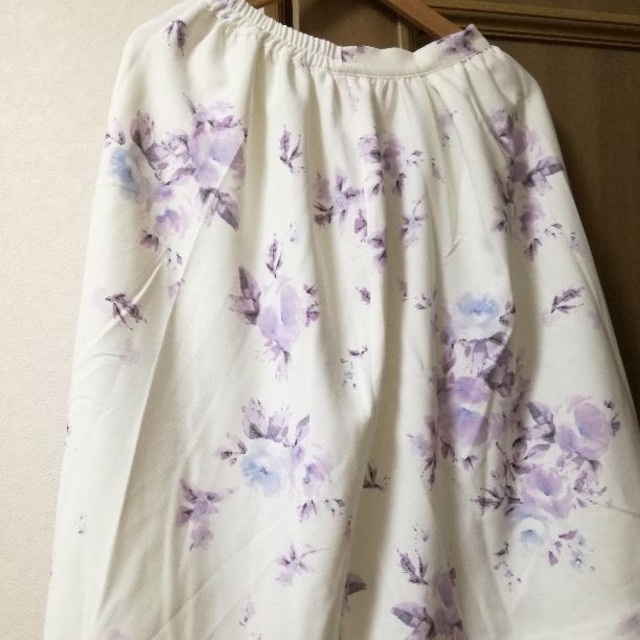 MERCURYDUO(マーキュリーデュオ)のマーキュリーデュオ 春 花柄　スカート フラワープリントタックスカート

 レディースのスカート(ひざ丈スカート)の商品写真